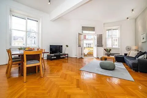 Elegant Old Town Apt With Balcony Praga