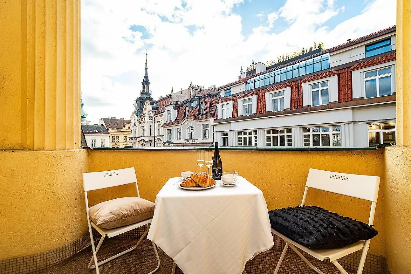 Elegant Old Town Apt With Balcony location