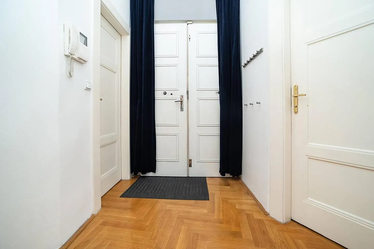 Elegant Old Town Apt With Balcony Praga